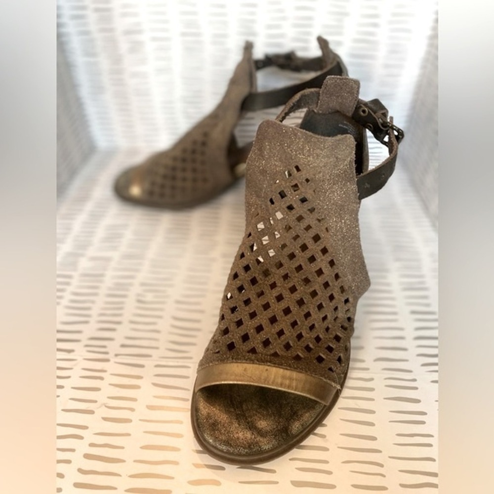 OTBT Metaphor Bronze Metallic Leather Laser Cut‎ Block Heel Sandals Womens 7.5M